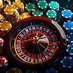 Meja kasino dengan pemain menikmati berbagai permainan casino-style
